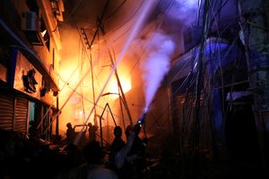 Gaisras Bangladešo sostinėje nusinešė 78 gyvybes