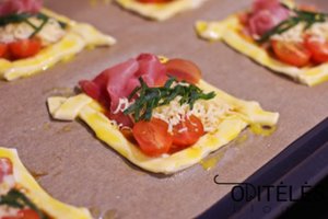 Puiki idėja užkandžių stalui – mažos picos su kumpiu ir pomidorais