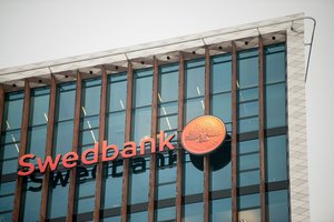„Swedbank“ skandalas skaudžiai kirto banko akcijų vertei – jos sparčiai smunka