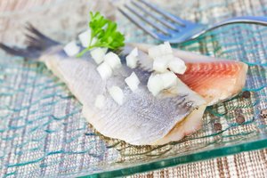 Natūralios mitybos žinovė ragina dažniau valgyti silkės: naudingesnė ir už lašišą