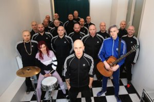 Naujausiame Vido Bareikio muzikiniame klipe – armija plikių ir Sasha Song