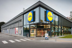 Ant parduotuvių stogų „Lidl“ užkėlė saulės baterijas, šilumą renka ir iš žemės