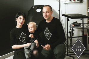 Panevėžietei verslo idėją pakuždėjo varna: ant krūtinės – provokuojantis piešinys