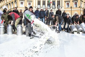Italai grasina sukelti chaosą: įkvėpti „geltonųjų liemenių“ paskelbė pieno karą