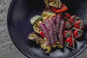 Savaitgalio pietums – jautienos antrekotas su grilyje keptomis daržovėmis
