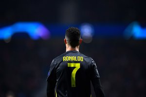 Ant C. Ronaldo pečių – milžiniškos viltys: iškilusi grėsmė kirto per „Juventus“ akcijas