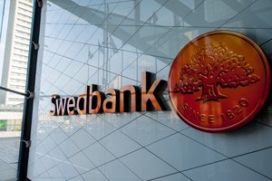 Skandalo supurtyto „Swedbank“ akcijų kursas pakeitė kryptį