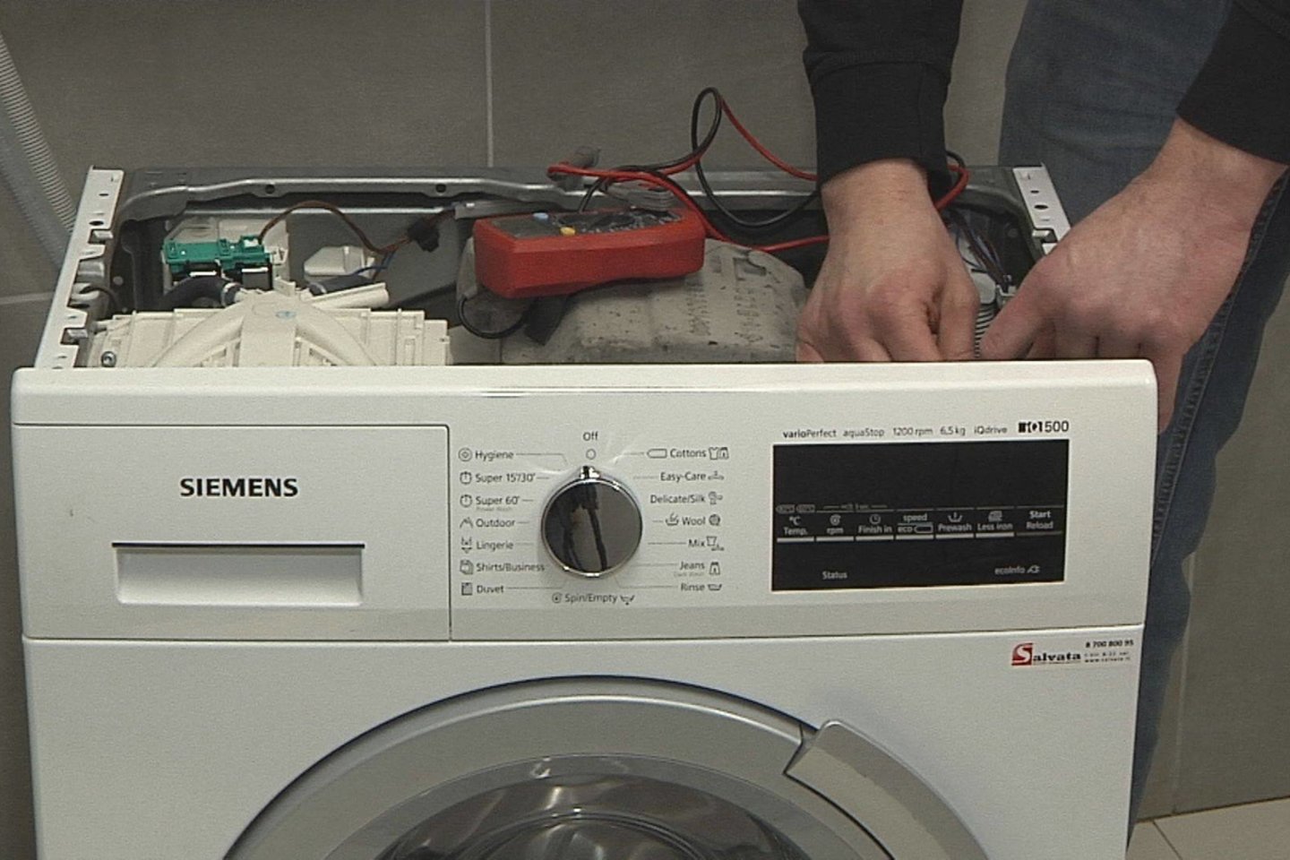 Po tragiškos 6-mečio mirties Jurbarke, įspėjo skalbimo mašinų savininkus: tai dažna klaida.<br>Reportažo stop kadras