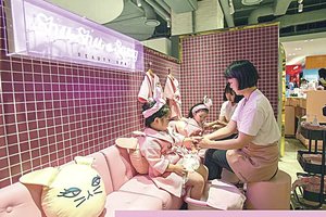 Tėvai kraupsta: jų darželinukes dukras skatina dažytis ir darytis pedikiūrą