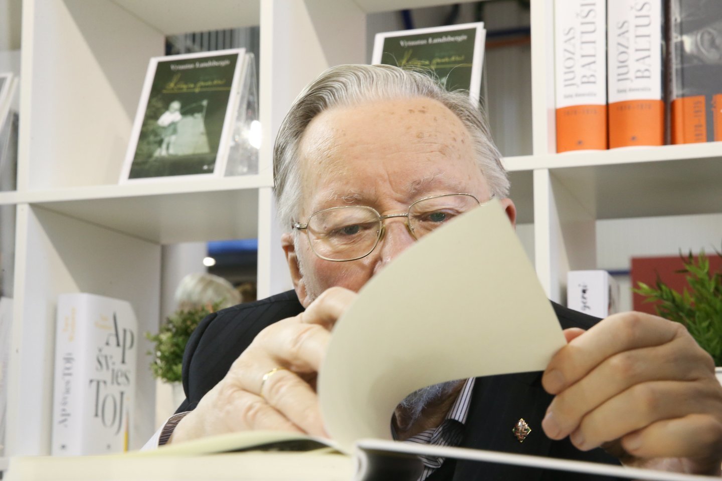 Knygų mugėje V. Landsbergis – apie knygas, kūrybą ir šachmatus.<br>R.Danisevičiaus nuotr.