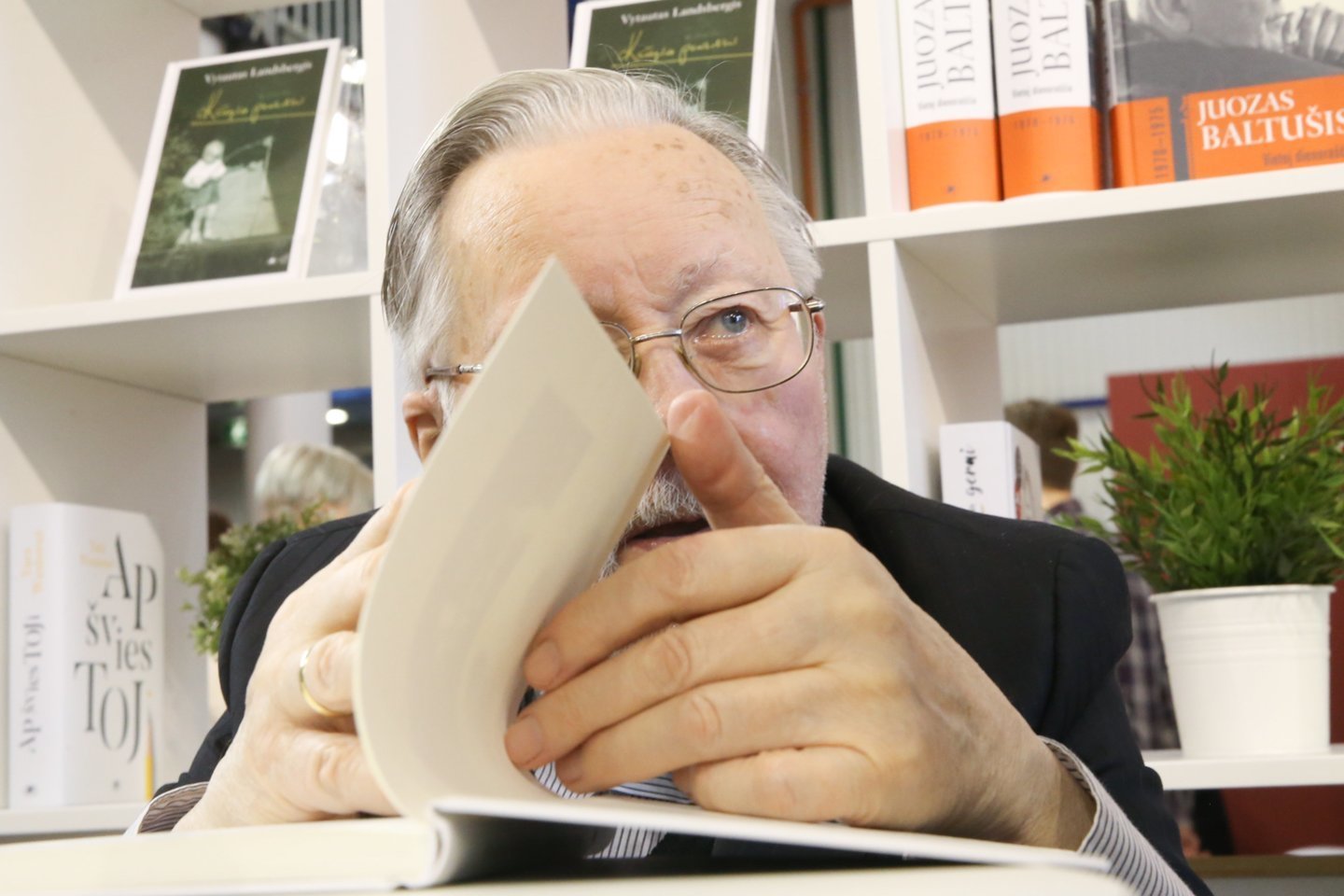 Knygų mugėje V. Landsbergis – apie knygas, kūrybą ir šachmatus.<br>R.Danisevičiaus nuotr.