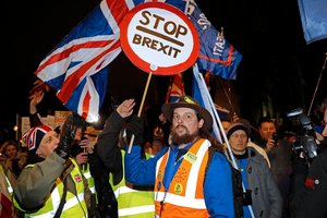 Sumaištis dėl „Brexit“: JK ministrai ragina premjerę arba išsiderėti naują sutartį, arba nukelti išstojimą