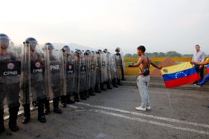 Susirėmimai Venesuelos pasienyje tęsiasi: panaudotos ašarinės dujos ir guminės kulkos