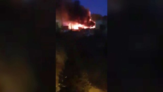 Užfiksavo didžiulį gaisrą Mažeikiuose: degė du dujovežiai ir pastatas