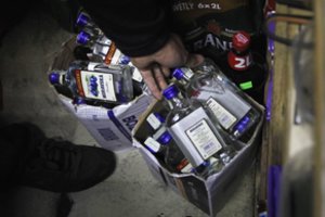 Kraupi nelaimė: mirusiųjų nuo apsinuodijimo alkoholiu padaugėjo iki 133-jų