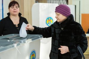 Moldova pasirinkimų kryžkelėje: rinkėjai spręs į Rusiją ar Europą gręžtis