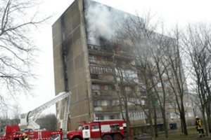 Dramatiškas gaisras Elektrėnuose: mergaitė pro langą šoko ant audeklo