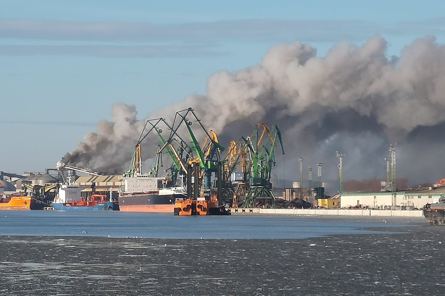 Klaipėda paskendo dūmų debesyje.