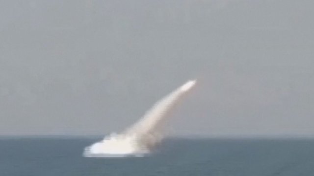 Pratybų metu Iranas sėkmingai paleido raketą iš povandeninio laivo
