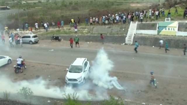 Chaosas Venesueloje: mėginant įvežti pagalbą žuvo 14-metis paauglys