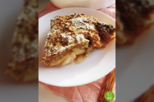 Obuolių pyragas su avižų ir bananų kepure