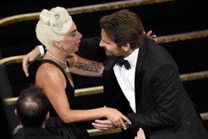 Tarp jų yra chemija: Lady Gaga ir Bradley Cooperis ant scenos atrodė lyg įsimylėję