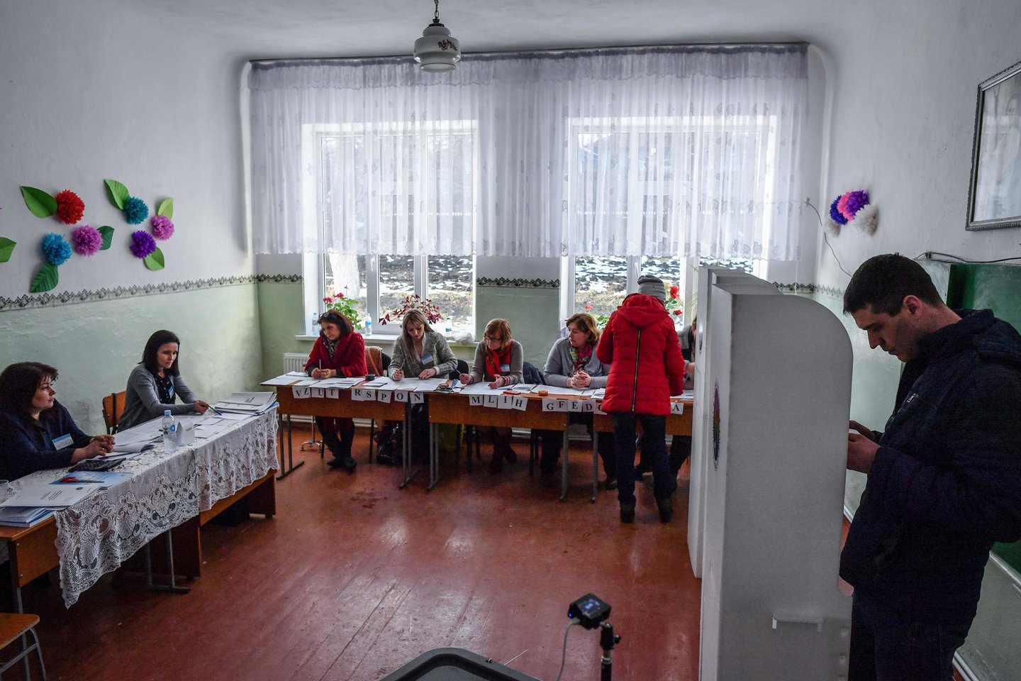 Tarp Europos Sąjungos ir Rusijos draskoma buvusi sovietinė respublika Moldova išsirinko parlamentą, kuriame nėra aiškios daugumos, ir tai gali įstumti šalį į politinį sąmyšį, rodo pirmadienį paskelbti rezultatai.
