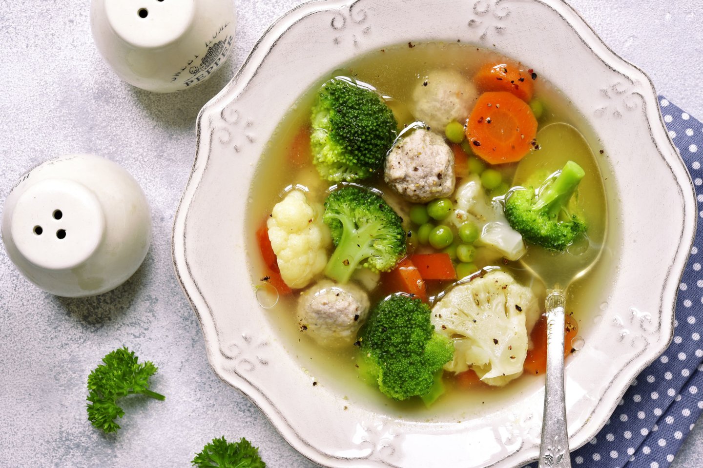 Brokolių ir žiedinių kopūstų sriuba su mėsos kukuliukais.<br> 123rf nuotr.