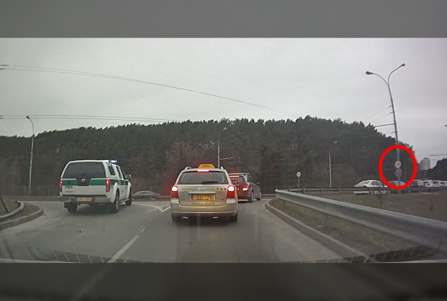  Automobiliai draudžiamose vietose buvo palikti net pareigūnų panosėje.<br> Stop kadras iš vaizdo medžiagos