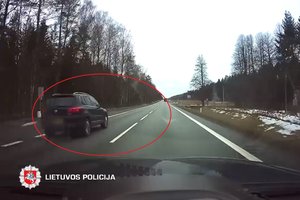 Pareigūnai užfiksavo: daugybė vairuotojų nežino, kad teisės prarandamos ir už tokį lenkimą