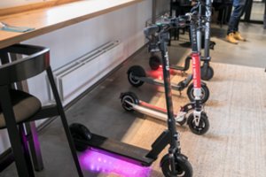 Vilniaus „oranžinius dviračius“ papildė naujiena – elektriniai paspirtukai