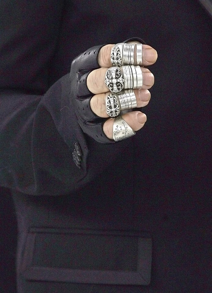  Karlas Lagerfeldas rankas gausiai puošdavo žiedais.<br> Scanpix nuotr.
