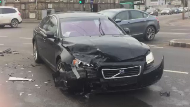 Vilniuje vairuotojas užfiksavo avariją: dalys mėtėsi po visą kelią