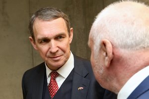 Prezidentinės parašų rinkimo lenktynės įsibėgėjo: prie lyderių artėja dar vienas kandidatas