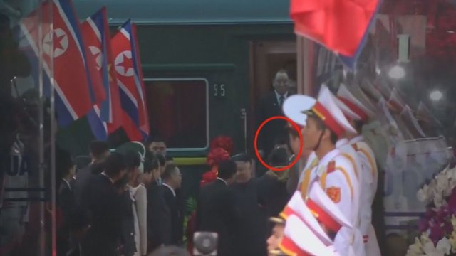 Kim Jong-uno sargybinis apsižioplino: kameros užfiksavo kuriozinį momentą