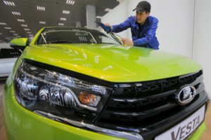 Rusiškiems automobiliams Europoje ateina sunkus laikas: jie gali dingti ir iš Lietuvos