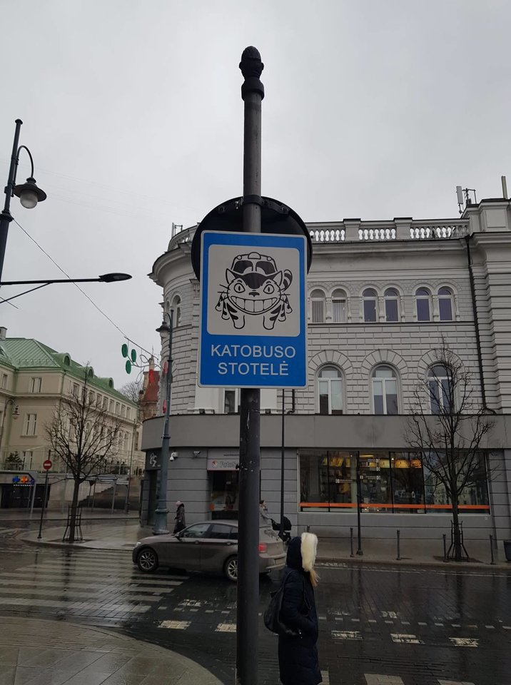  Vilniaus centre išdygo nematytas kelio ženklas.<br> Lrytas.lt skaitytojo nuotr.