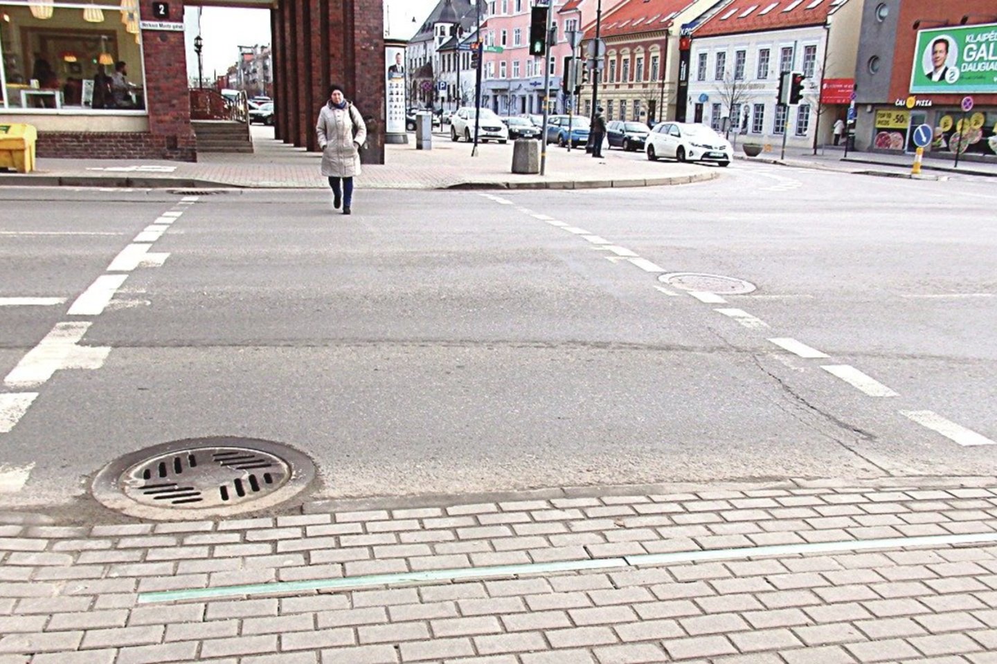 Pirmosios LED juostos sumontuotos Klaipėdos centre. Jei jos pasiteisins, bus įrengtos ir kitose miesto perėjose.