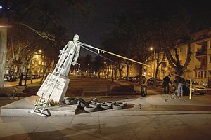 Pedofilija kaltinamo kunigo paminklas suskaldė šalį: prie jo visą parą budi tikintieji