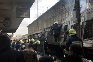 Kairo traukinių stotyje per susidūrimą ir gaisrą žuvo mažiausiai 20 žmonių