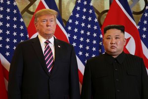 Hanojuje susitikę D. Trumpas ir Kim Jong-unas paspaudė vienas kitam rankas