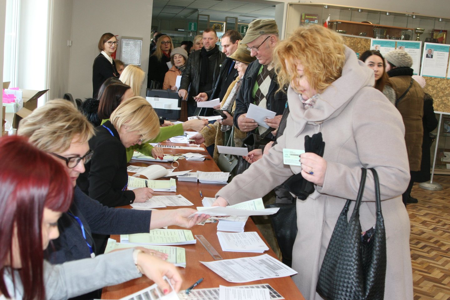  Pirmąją išankstinio balsavimo dieną savo nuomonę pareiškė keli šimtai marijampoliečių. <br> L.Juodzevičienės nuotr.