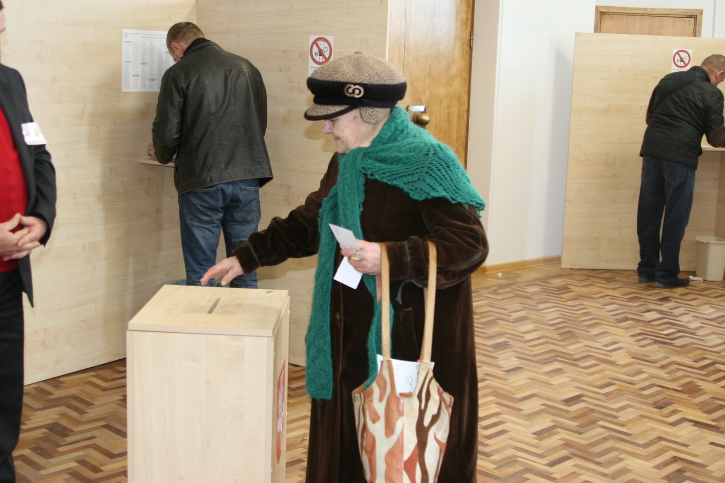  Pirmąją išankstinio balsavimo dieną savo nuomonę pareiškė keli šimtai marijampoliečių. <br> L.Juodzevičienės nuotr.