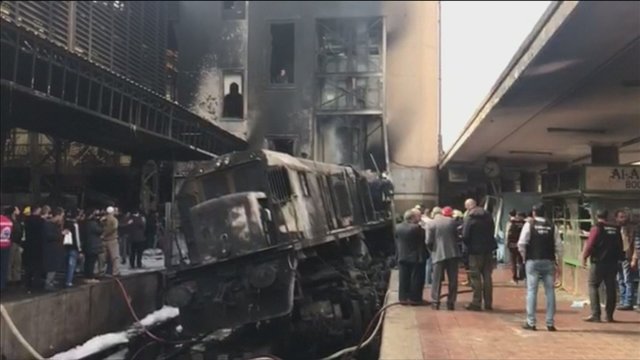 Vaizdai iš įvykio vietos: traukiniui įsirėžus į užtvarą ir sprogus žuvo 25 žmonės