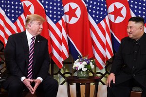 Hanojuje baigėsi D. Trumpo ir Kim Jong-uno pirmosios susitikimo dienos renginiai