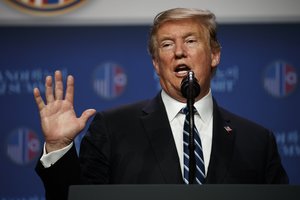 D. Trumpas savo buvusį advokatą apkaltino melavus JAV Kongrese