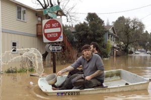 Siaubingos liūtys apėmė JAV: Šiaurės Kalifornijoje patvinusi upė apsėmė 2 tūkst. namų