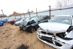 Konfiskuoti automobiliai traukia daugybę pirkėjų: vairuotojai negali patikėti, kokios jų kainos