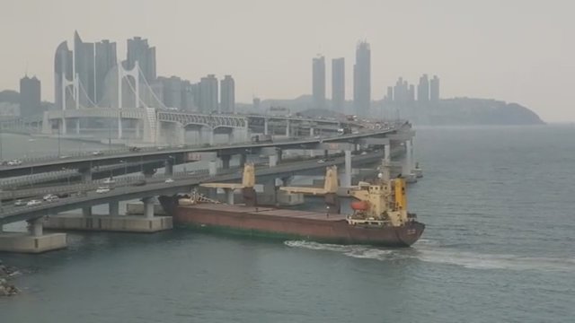 Užfiksuota, kaip milžiniškas krovininis laivas trenkėsi į tiltą