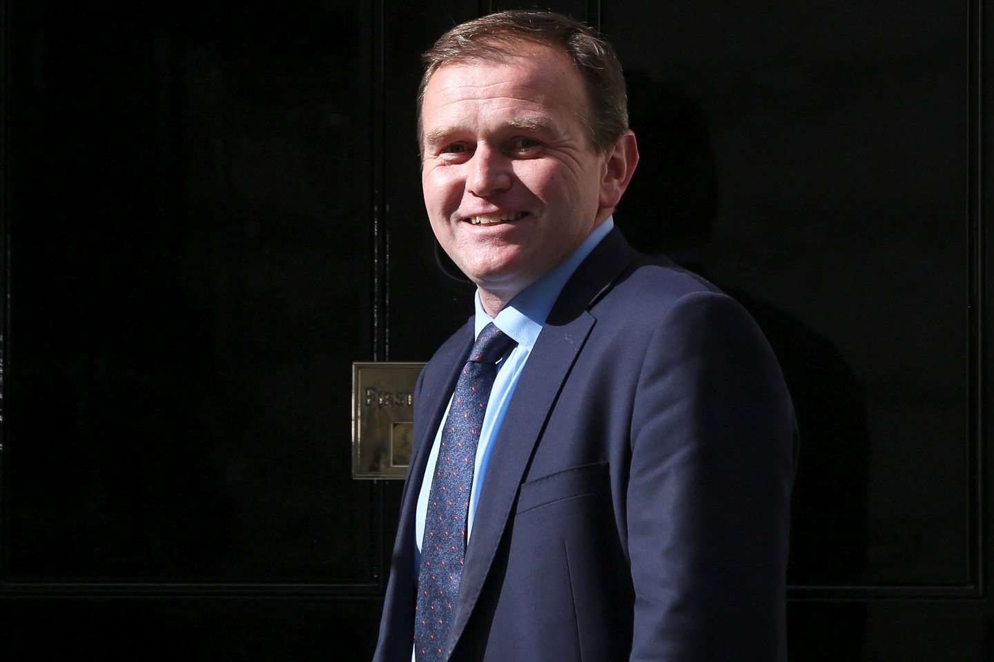 Užkietėjęs „Brexit“ šalininkas G.Eustice'as savo atsistatydinimo rašte pabrėžė, kad šis sprendimas „nuves iki virtinės įvykių, po kurių ES diktuos bet kokio prašymo dėl atidėjimo sąlygas ir galutinai pažemins mūsų šalį“.